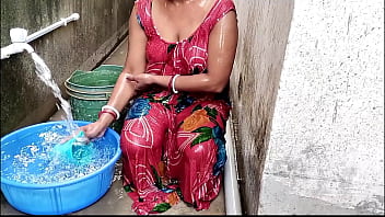 बाहर बालकनी में स्नान रही बीवी को रूम में अंदर बुलाकर चुदाई किया free video