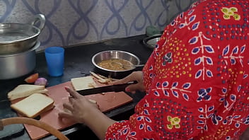 किचन मे खाना बना रही नौकरानी को देखकर मन नहीं माना तो वही पर पेलना शुरु कर दिया free video